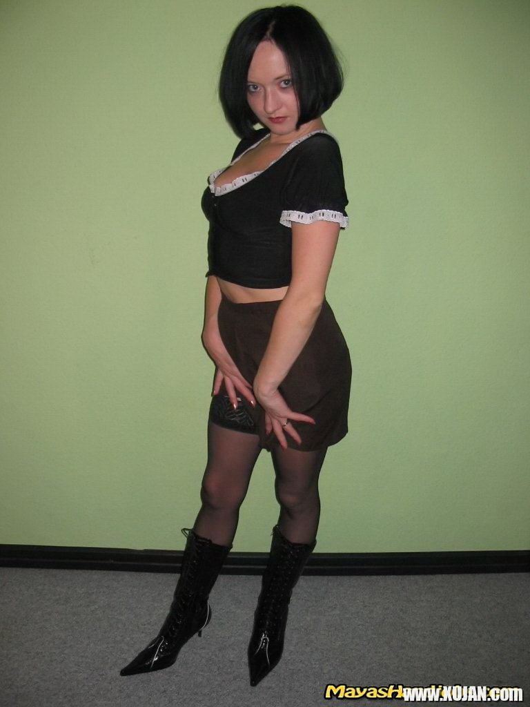 Mayas Handjobs in Black Boots spreading Her Slit - Photo #1191367
