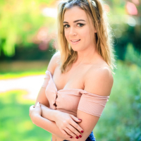 Zoey Taylor seductively shows sexy body in garden
