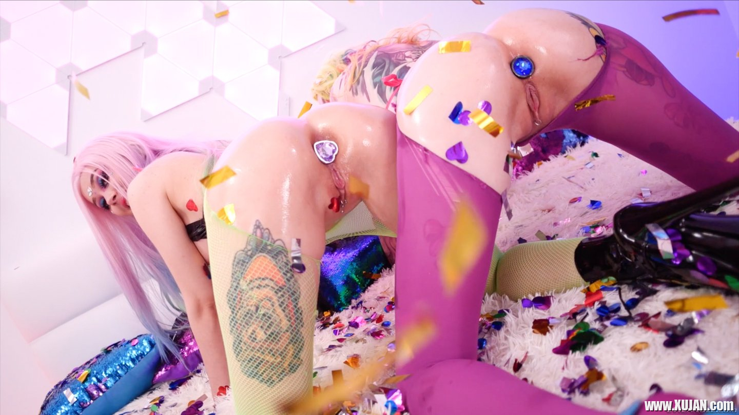 Sexy pink haired lesbians Purple Bitch and Helly Rite extreme anal party - Photo #1206338