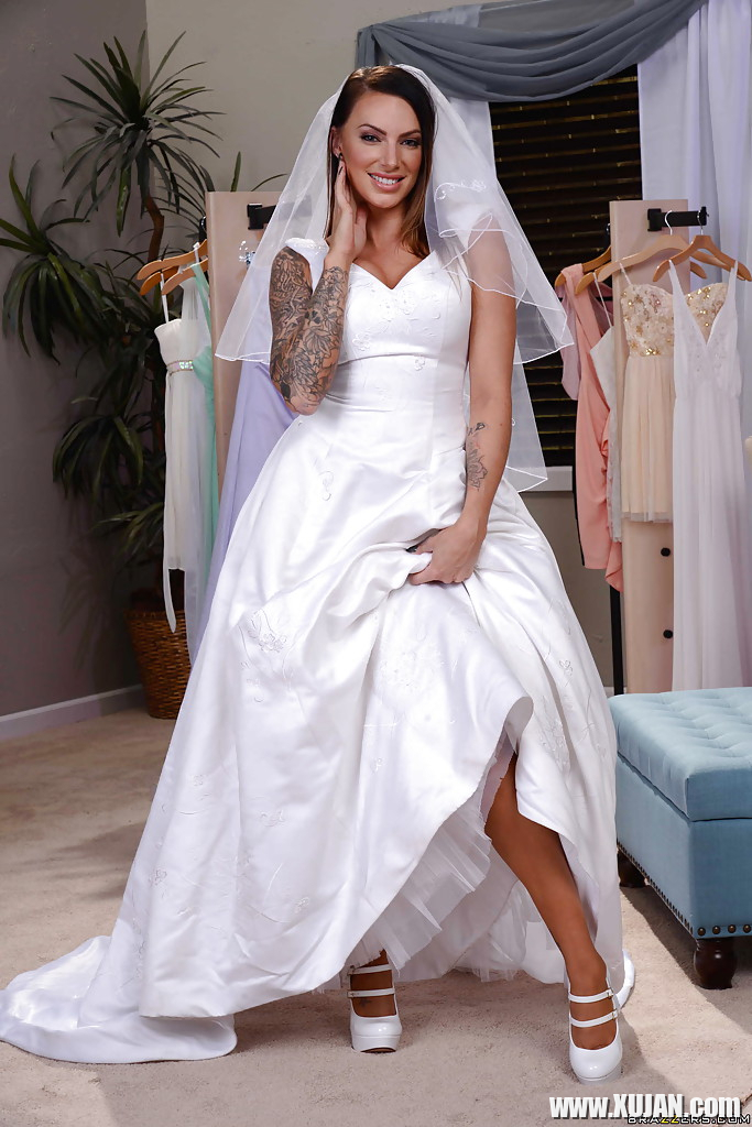 Tattooed Latina bride Juelz Ventura flashing leg and garter - Photo #1210909