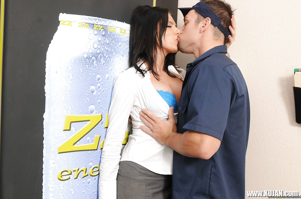 Hottie with big tits Juelz Ventura stretches her cunt in the office - Photo #1211037