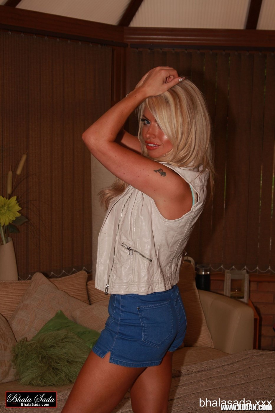 Amazing chick Brooke Lee showing off her big boobs in a tight shirt - Photo #1218422