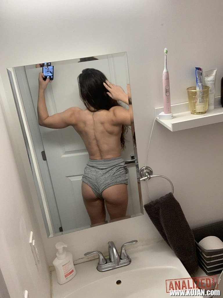 Fit babe Abbie Maley takes a hot mirror selfie - Photo #1222205