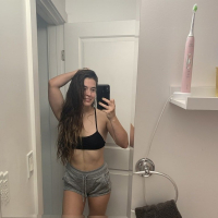 Fit babe Abbie Maley takes a hot mirror selfie