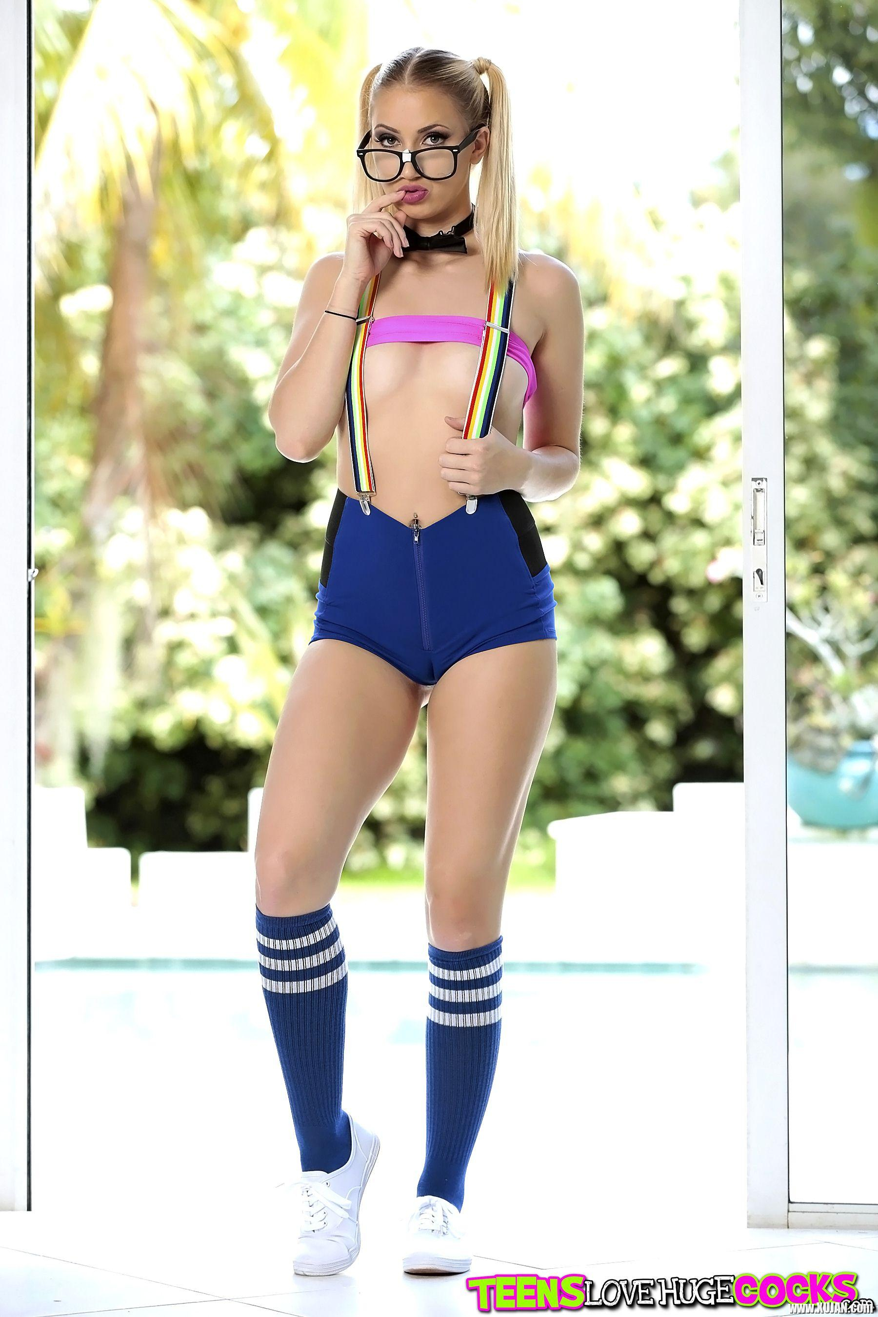 Super nerd Sierra Nicole gets her tight pussy fucked by a huge cock - Photo #1241041