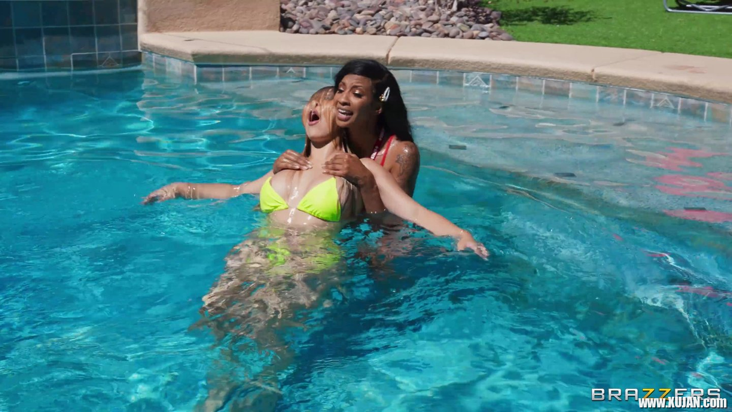 September Reign and Nicole Doshi getting down and dirty together - Photo #1247377