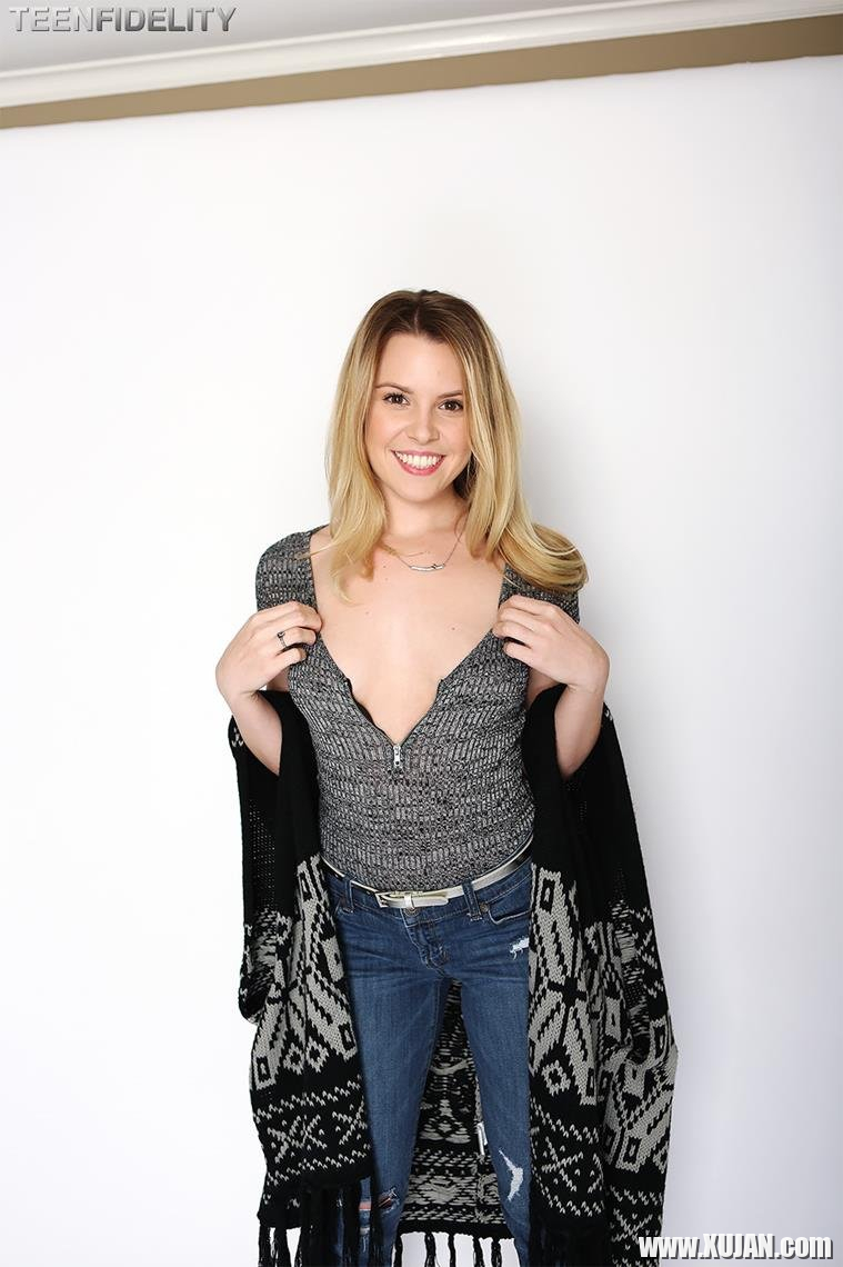 Aubrey Sinclair loves showing her nice Breasts - Photo #1257002