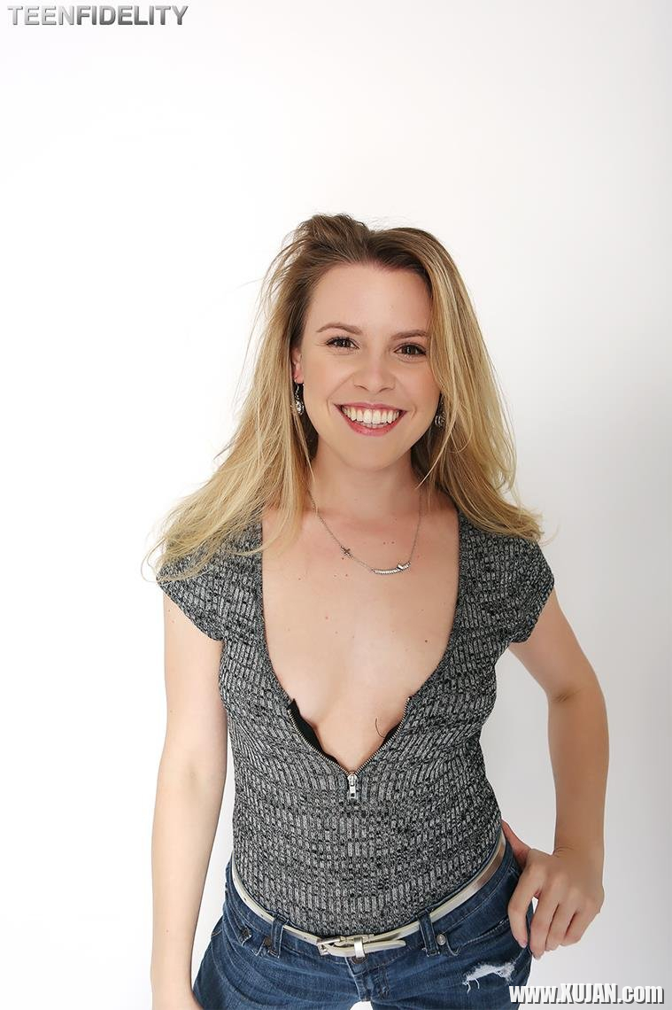 Aubrey Sinclair loves showing her nice Breasts - Photo #1257005