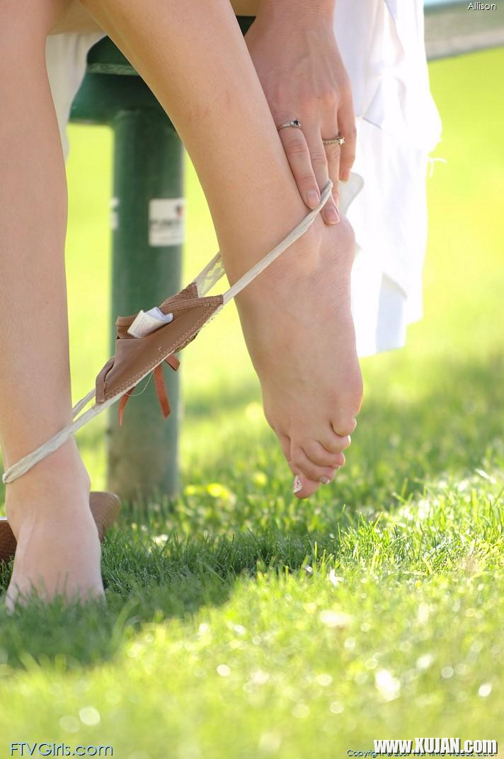 Pictures of Allison Pierce masturbating in a park - Photo #1299602