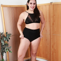 Smiling chubby amateur Dria Submits enjoys spreading cockready beaver