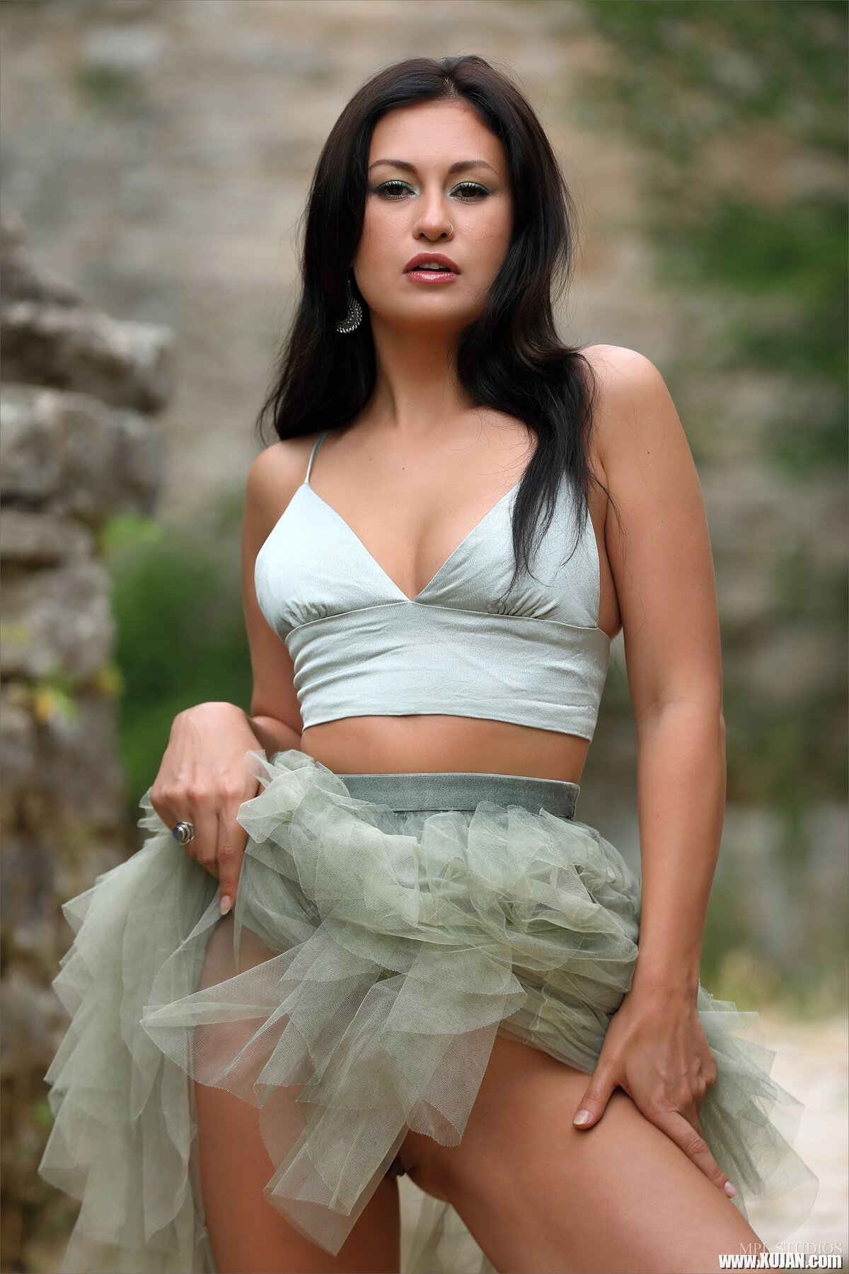 Stunning chick Demi Fray showing her boobs while posing outdoors - Photo #1332036