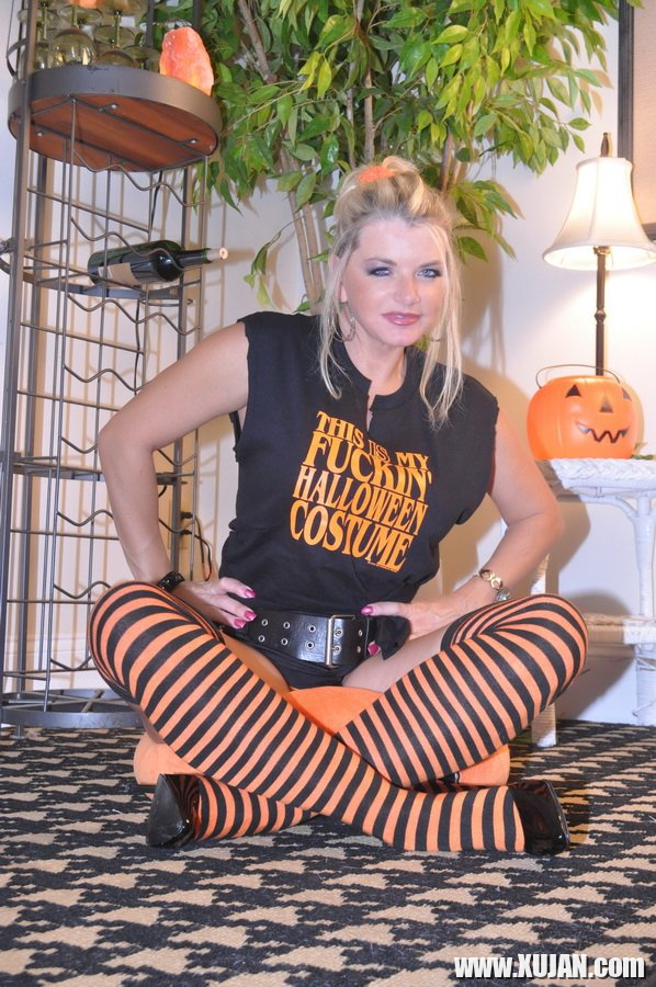 Busty Vicky Vette masturbating in her Halloween Costume - Photo #1338704