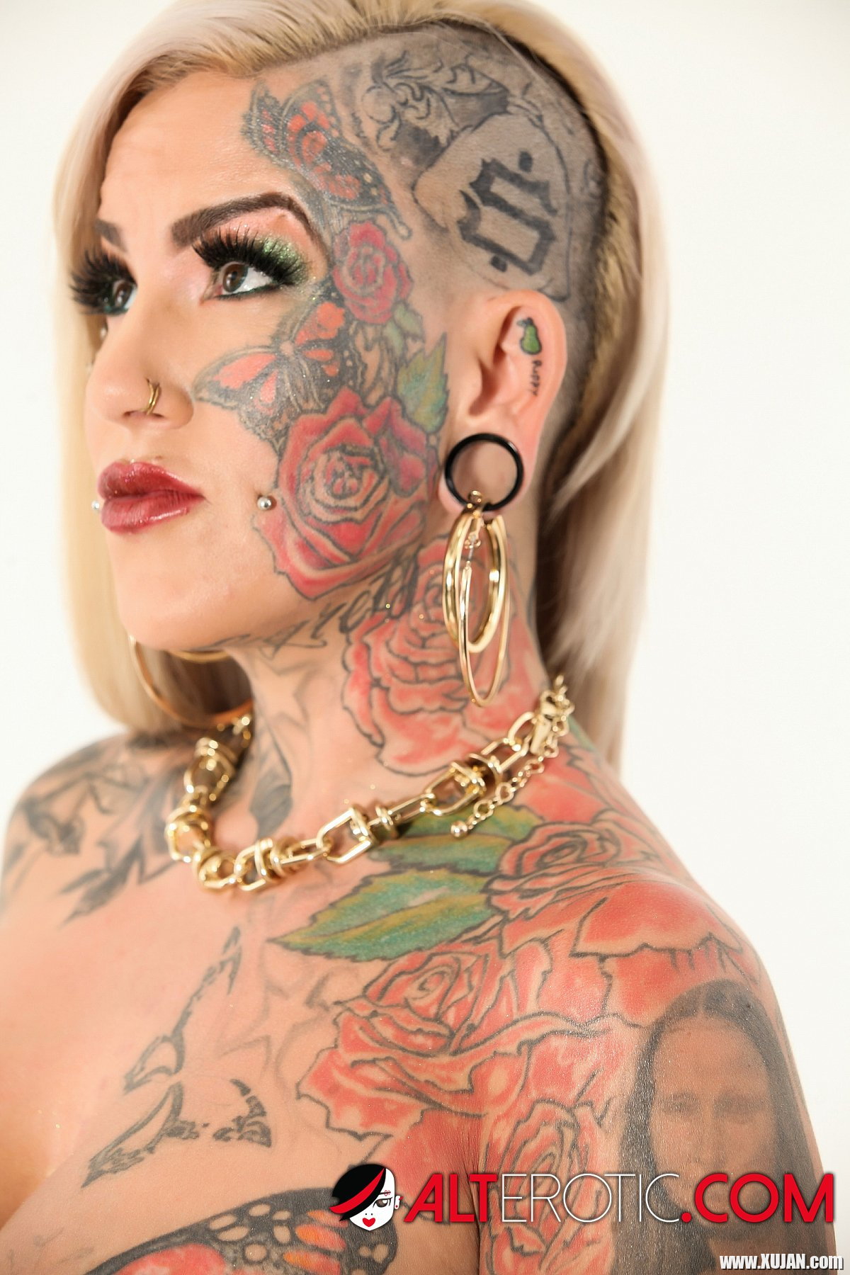 Mouthwatering Evilyn Ink peels off black lingerie - Photo #1339062