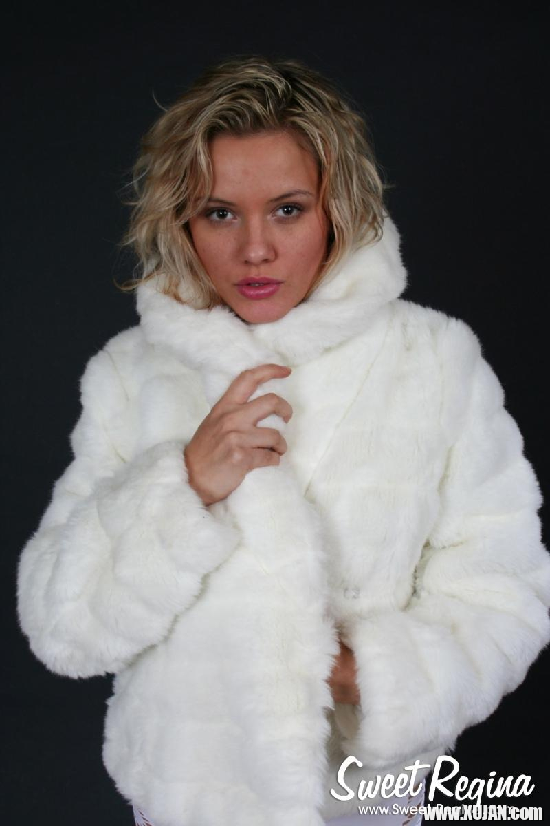 Blonde babe Sweet Regina strips and plays with herself - Photo #1339378