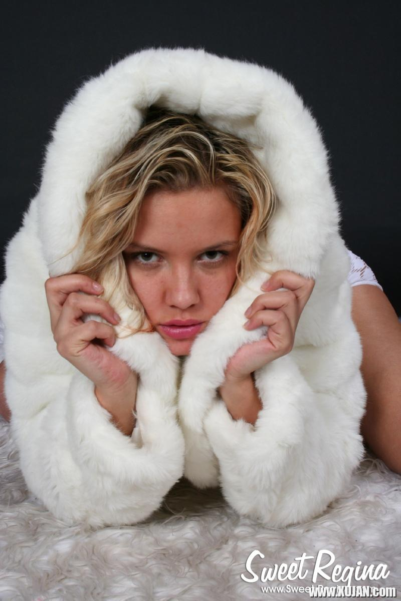 Blonde babe Sweet Regina strips and plays with herself - Photo #1339387