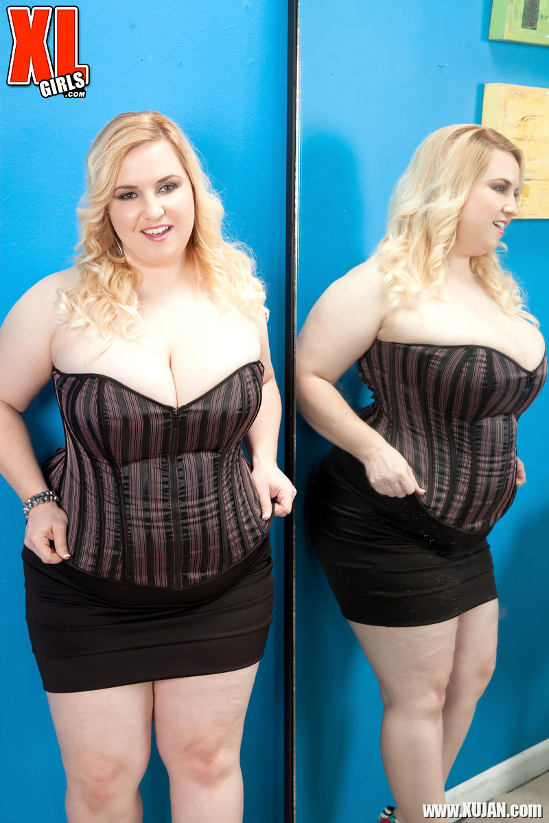 Busty Nikky Wilder Going Solo - Photo #1340574
