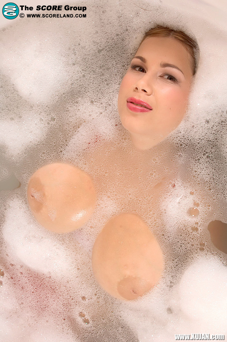 Terry Nova washing her massive natural boobs in bath - Photo #1345746