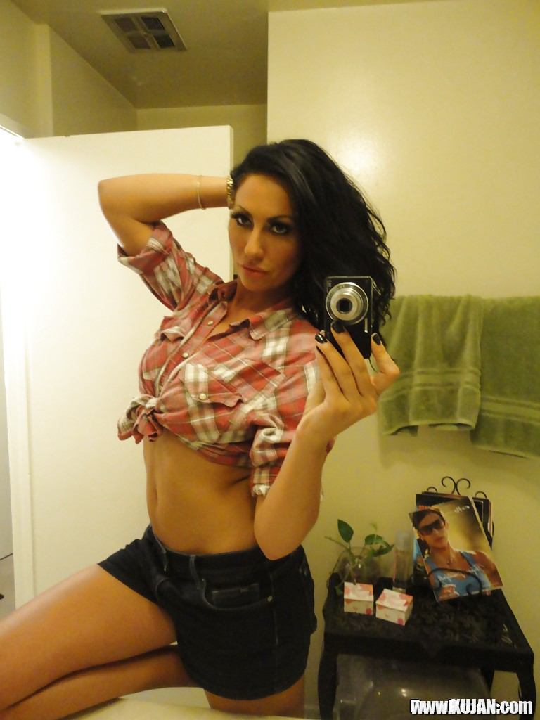 Amateur girlfriend Tiffany Brookes posing and taking photos of herself - Photo #1346263