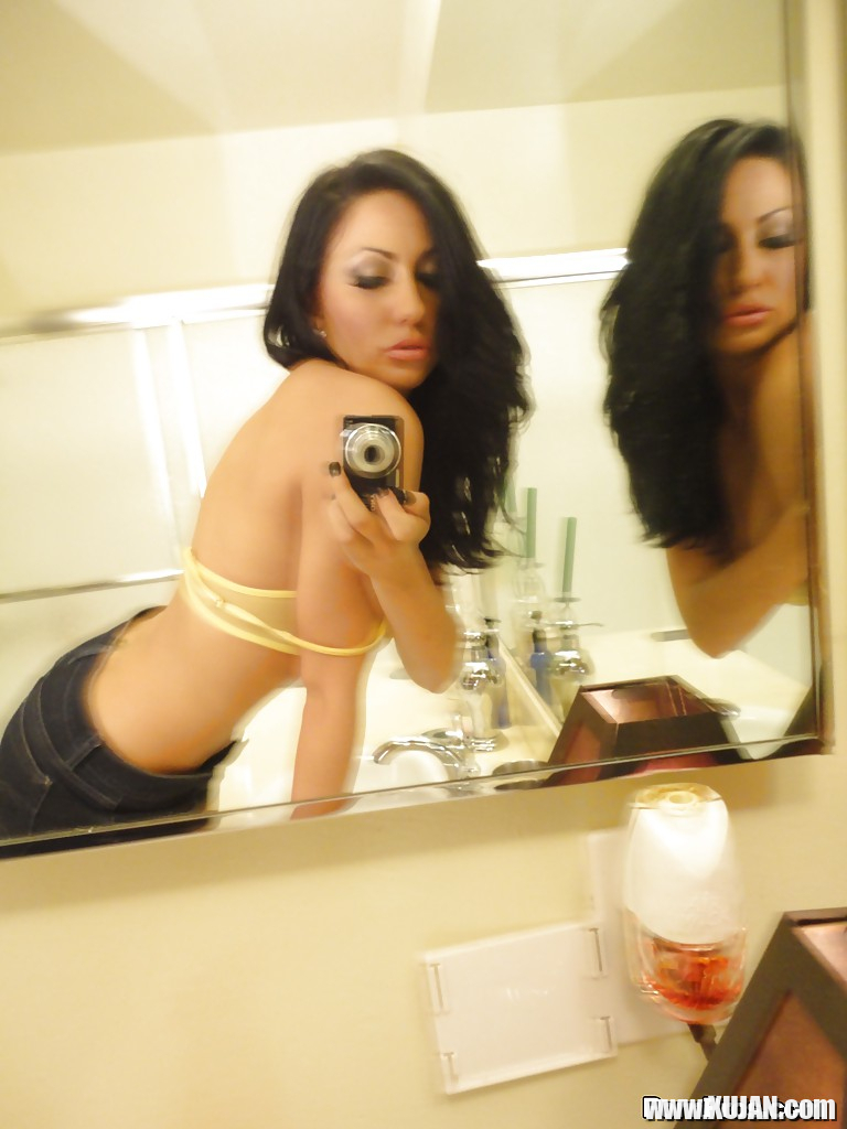 Amateur girlfriend Tiffany Brookes posing and taking photos of herself - Photo #1346265