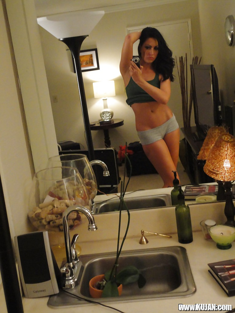 Amateur girlfriend Tiffany Brookes posing and taking photos of herself - Photo #1346271