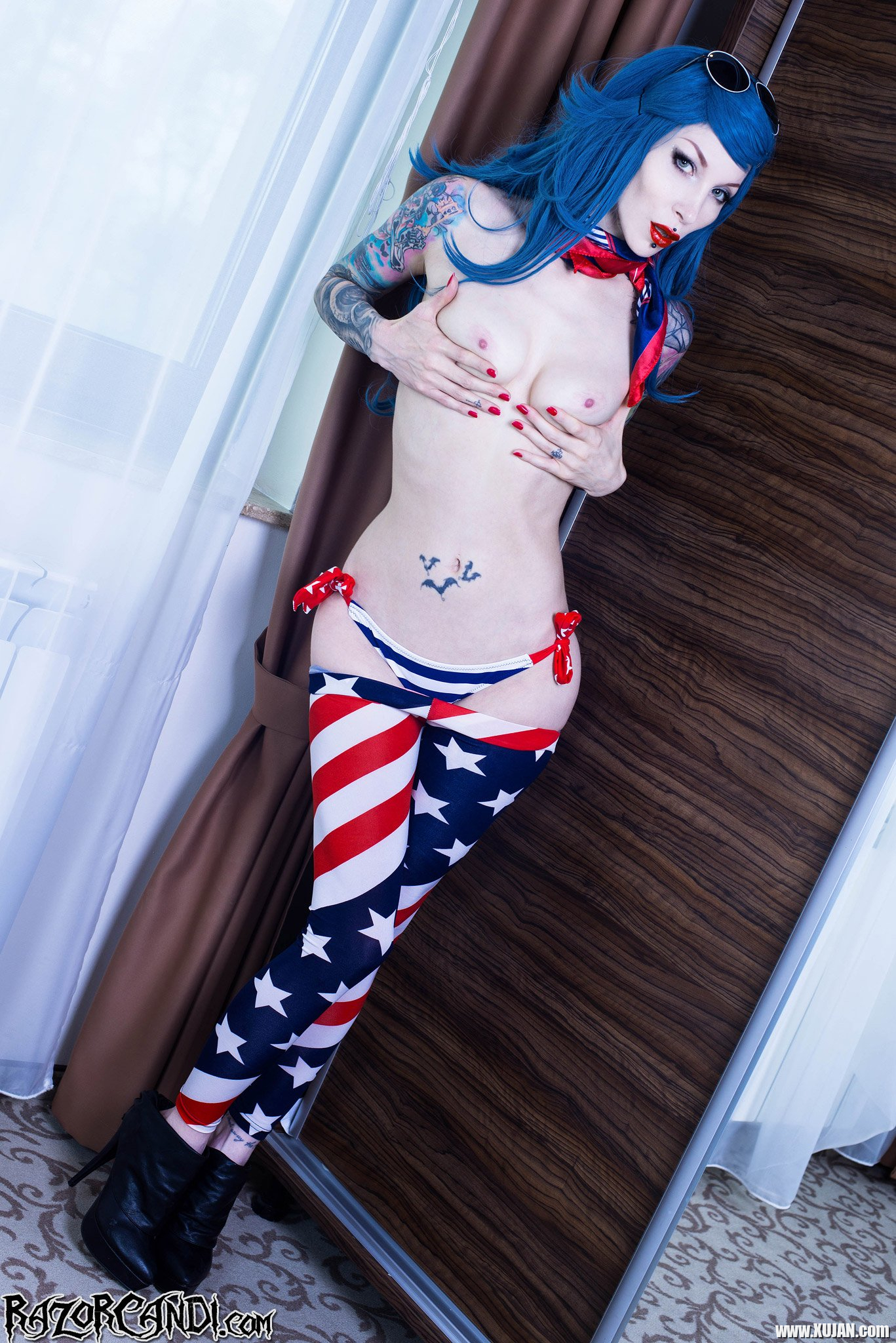 Patriotic Goth Razor Candi toying her shaved Pussy - Photo #1351385