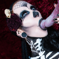 Alternative Model Razor Candi fucks a giant Dildo