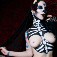 Alternative Model Razor Candi fucks a giant Dildo
