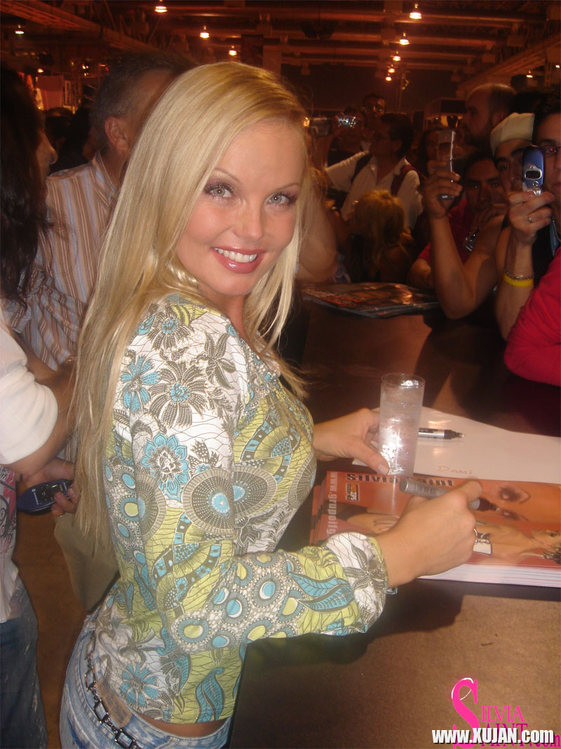 Sexy pornstar MILF Silvia Saint posing fully clothed in jeans and boots - Photo #1357222