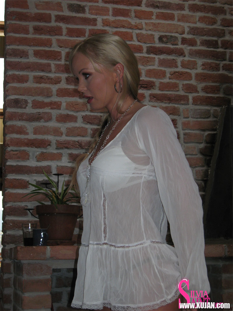 Hot blonde cougar Silvia Saint enjoys posing in a sensual manner - Photo #1357485