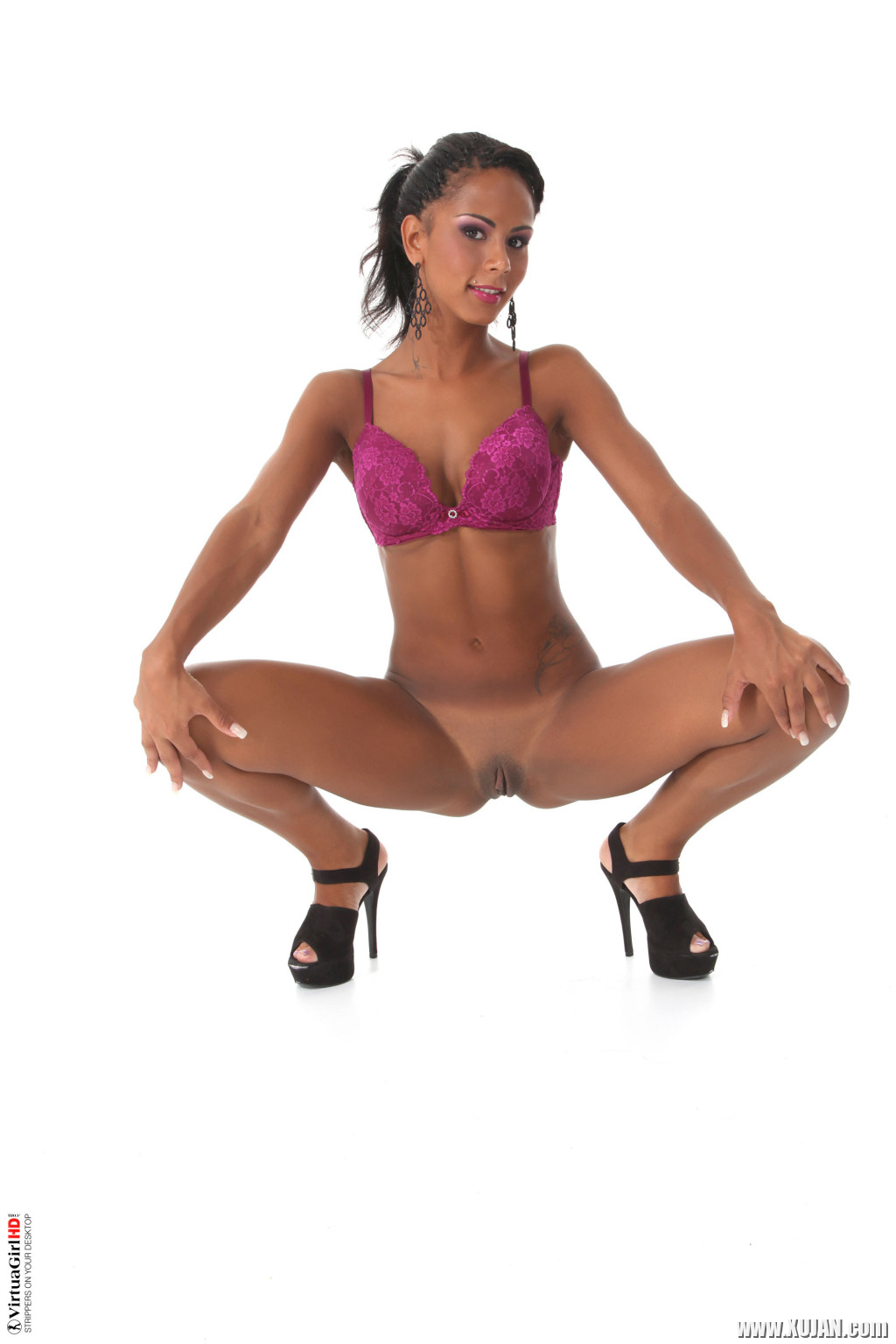 Beautiful brunette Isabella Chrystin spreads her legs - Photo #1359379