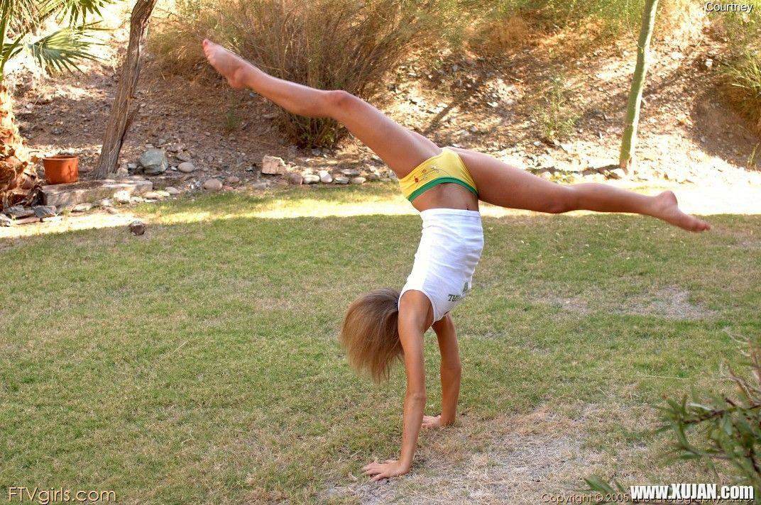 Pictures of Courtney Simpson doing some kinky gymnastics - Photo #1364393