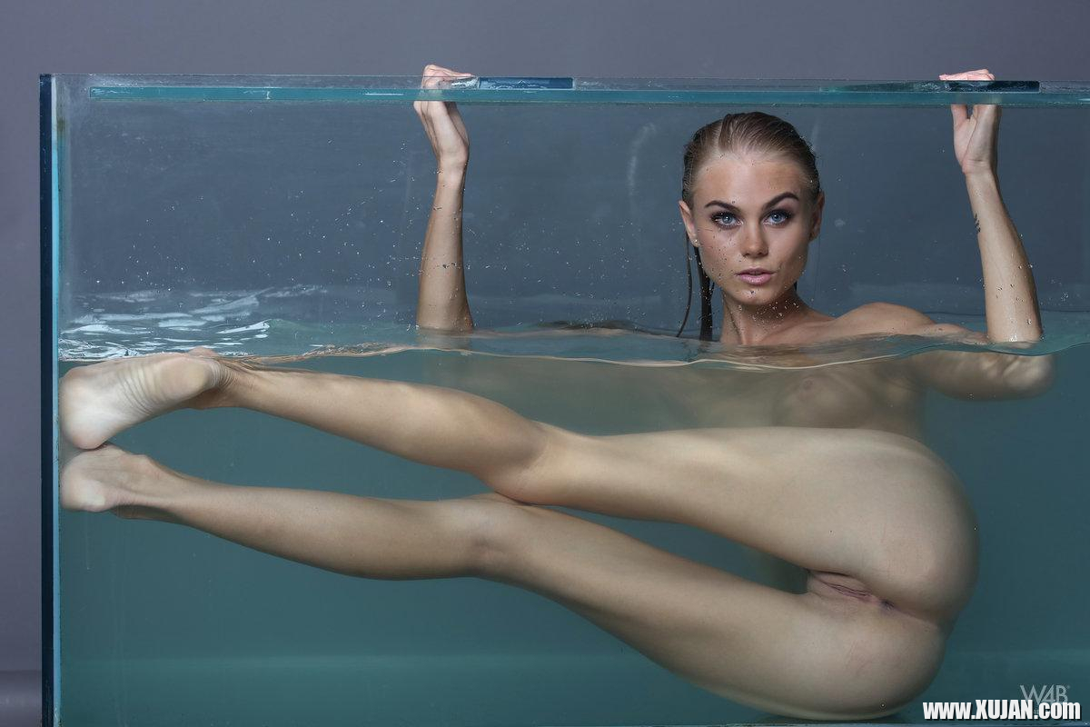 Blonde teen Nancy A masturbates under water in Aquarium - Photo #1368671