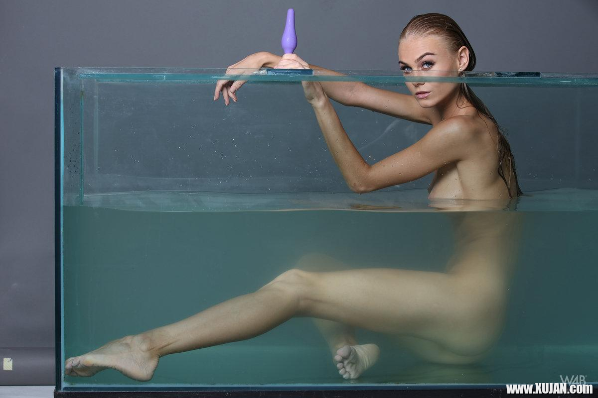 Blonde teen Nancy A masturbates under water in Aquarium - Photo #1368674