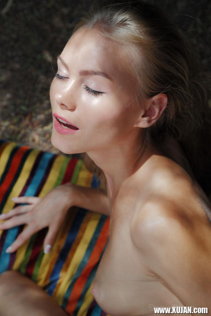 Blonde teen Nancy A masturbates outside in HEAT - Photo #1368818