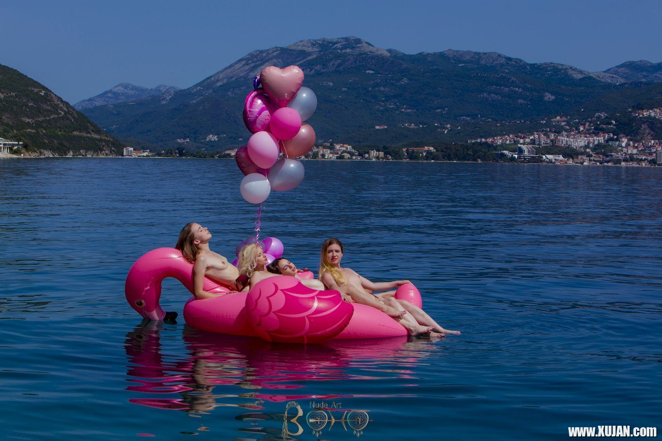 Cute chick Milena has fun with three friends on a pink flamingo - Photo #1373049