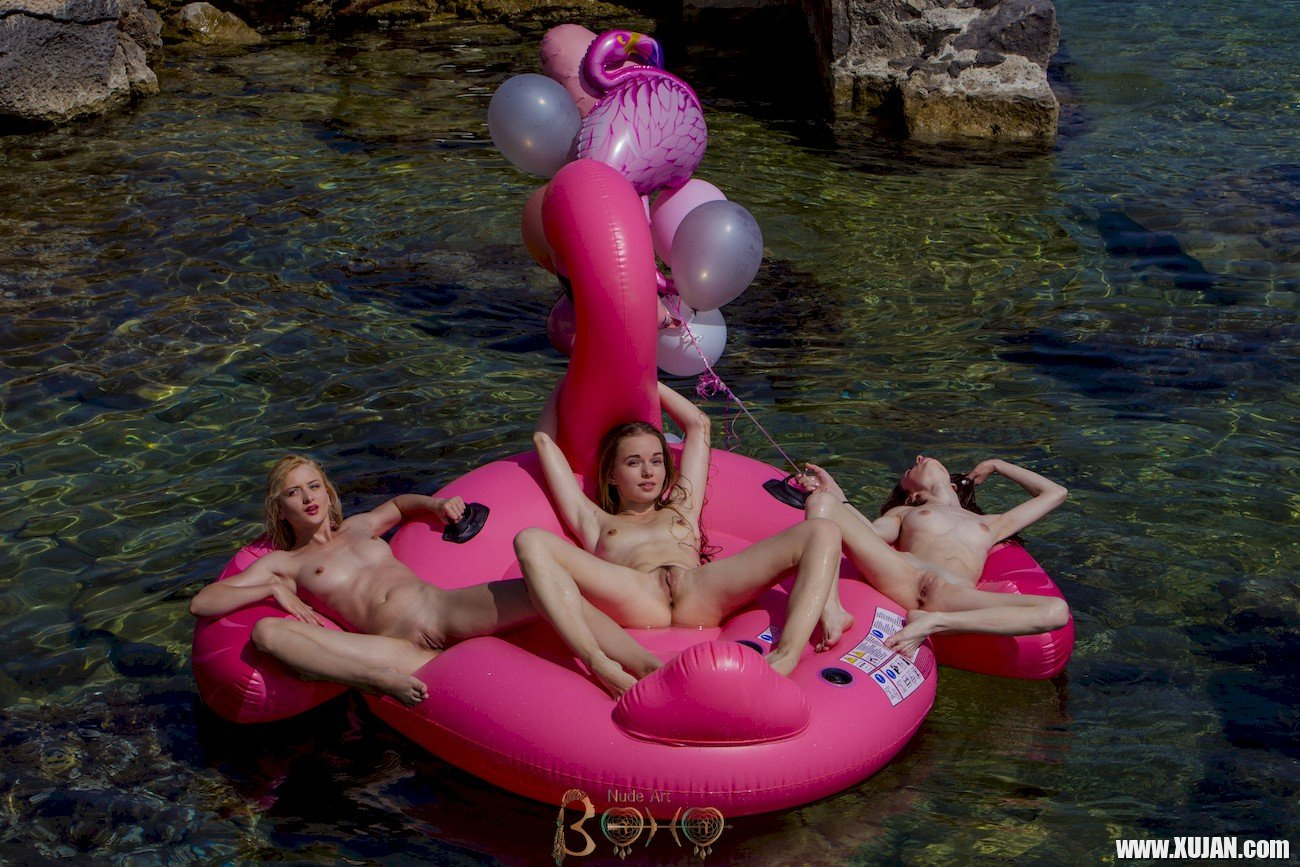 Cute chick Milena has fun with three friends on a pink flamingo - Photo #1373052