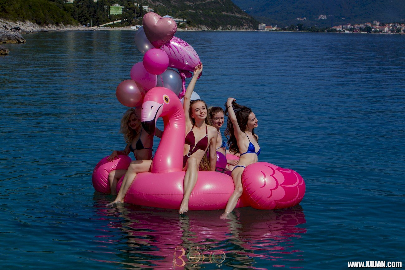 Cute chick Milena has fun with three friends on a pink flamingo - Photo #1373056