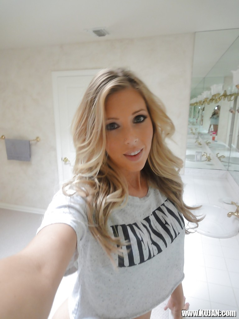 Young blonde Samantha Saint taking nude selfies in the bathroom - Photo #1376187
