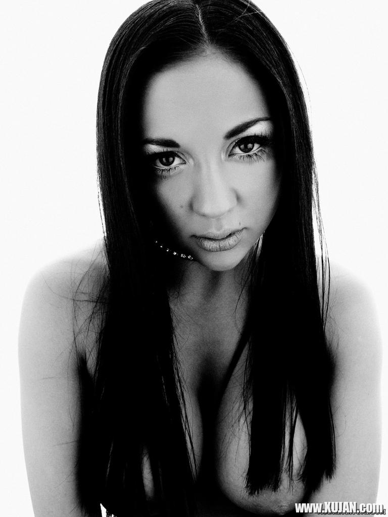 Pictures of Audrey Bitoni showing her pussy in black and white - Photo #1382615