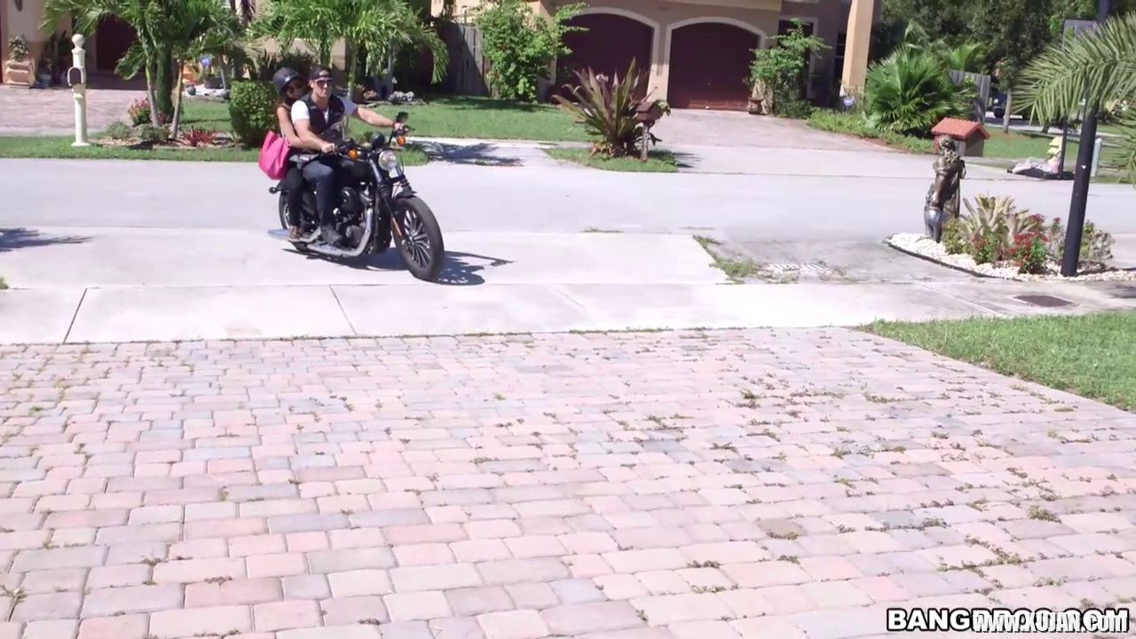 Mia Khalifa has fun with her busty step mom and a guy - Photo #1384912