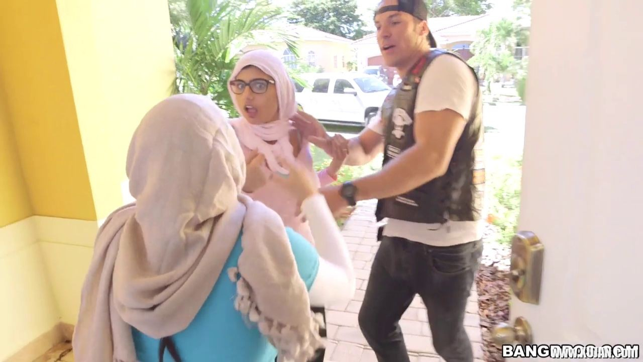 Mia Khalifa has fun with her busty step mom and a guy - Photo #1384913