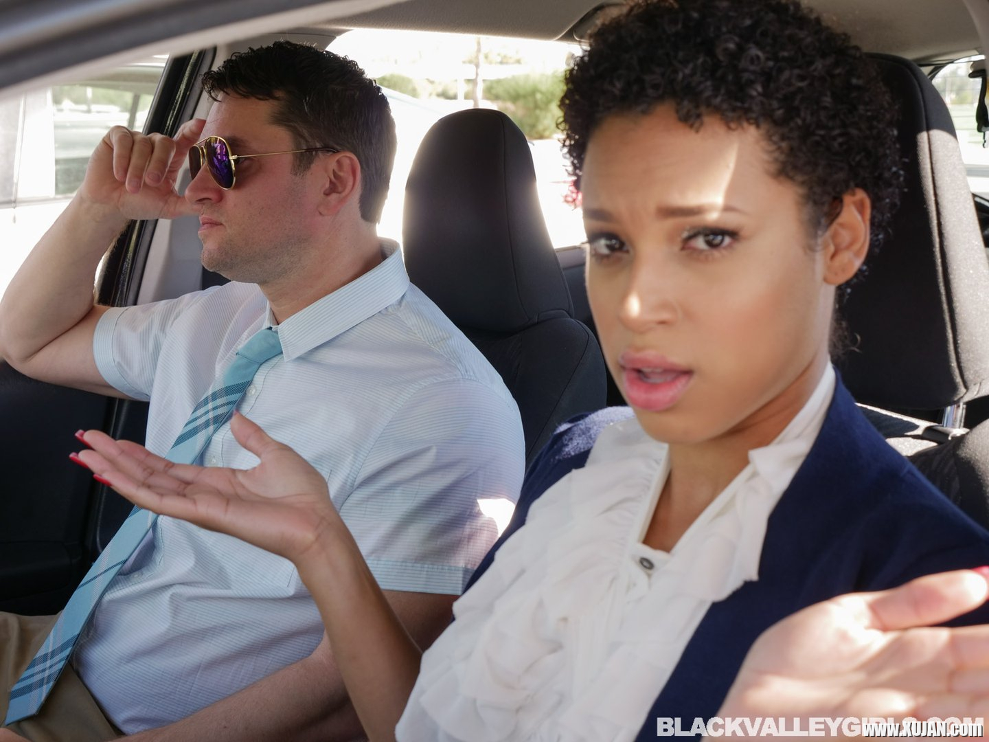 Kinky Diamond Banks fucks her driving instructor - Photo #1386137