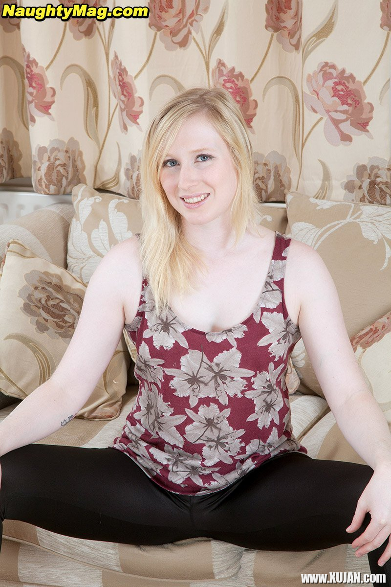 Kinky girl Satine Spark exposes her bushy twat - Photo #1389982