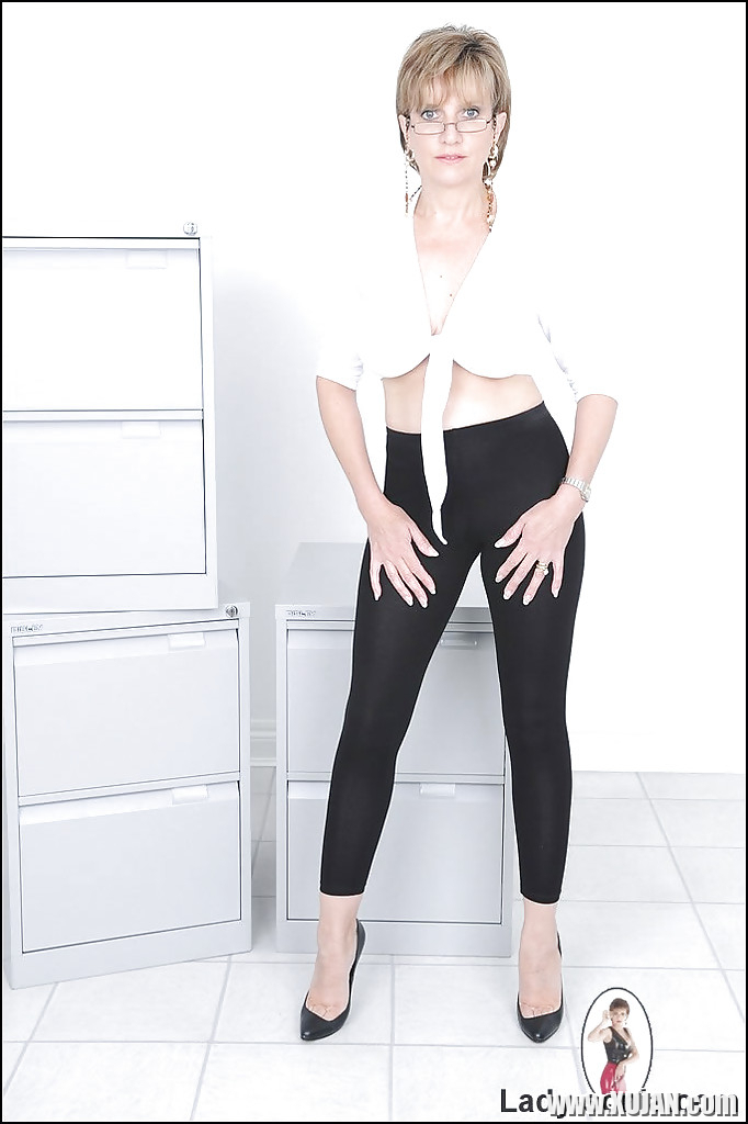 Mature Lady Sonia love to pose and play with her natural big tits - Photo #1390227