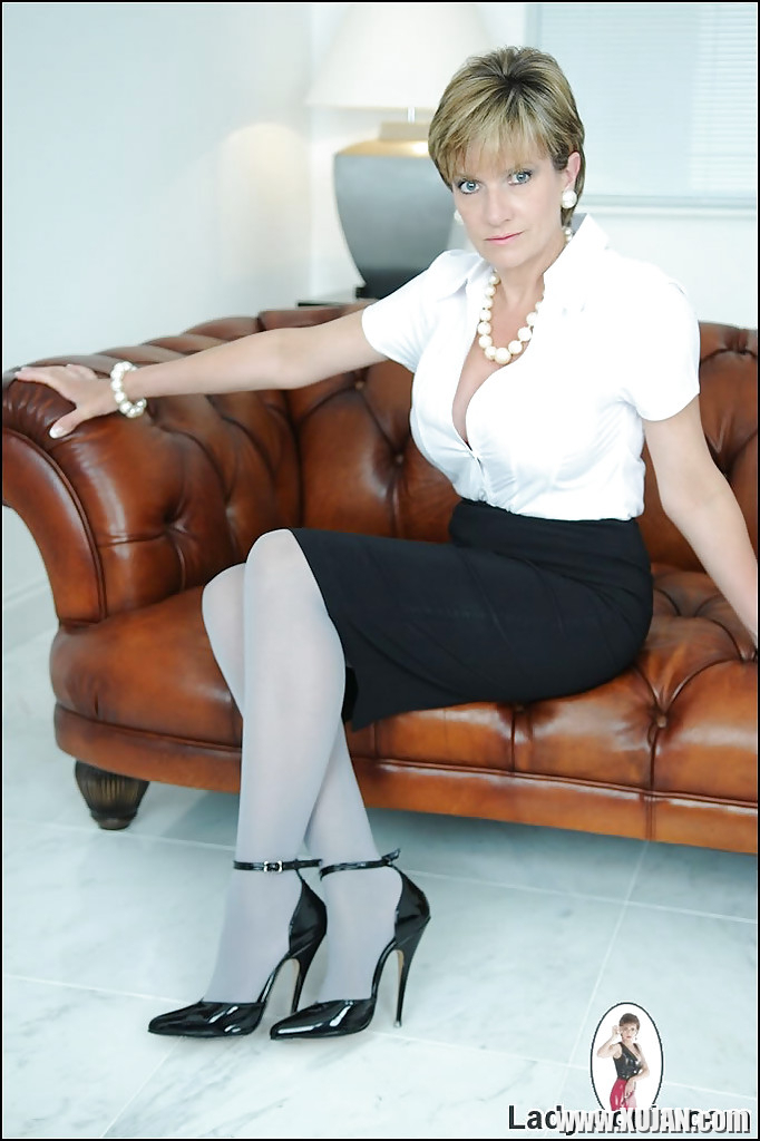 Lady Sonia is posing on the sofa and showing her sexy boobies - Photo #1390287