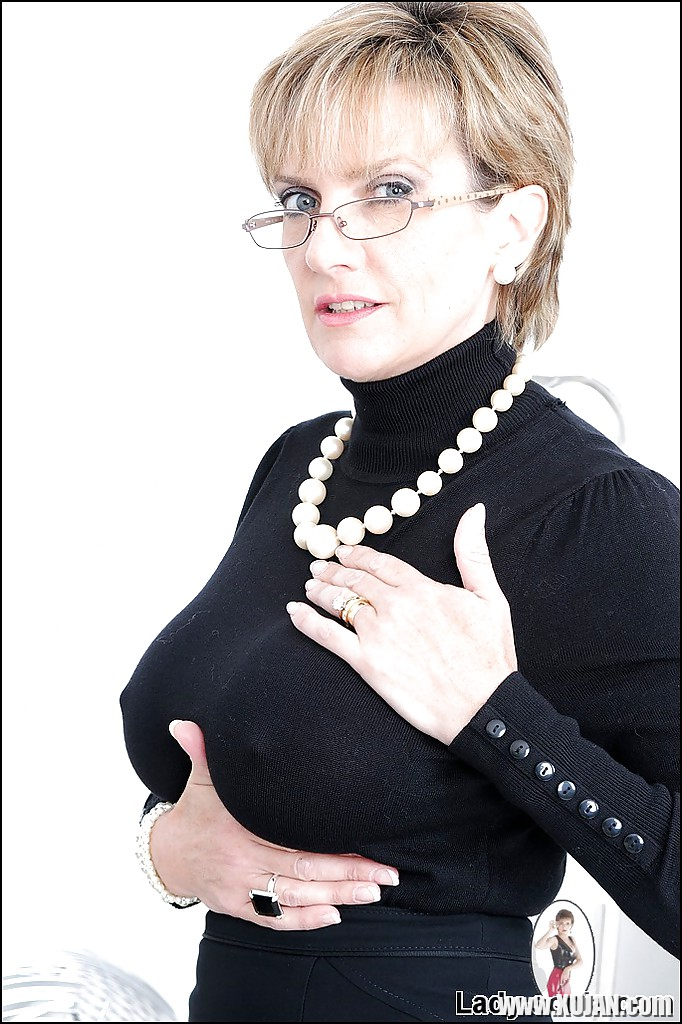 Clothed mature Lady Sonia shows her stunning big natural boobies - Photo #1390484
