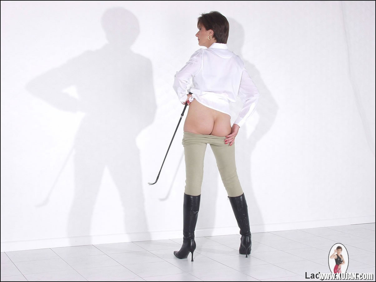 Lady Sonia in high heels boots and jodhpurs posing perfect ass - Photo #1390615