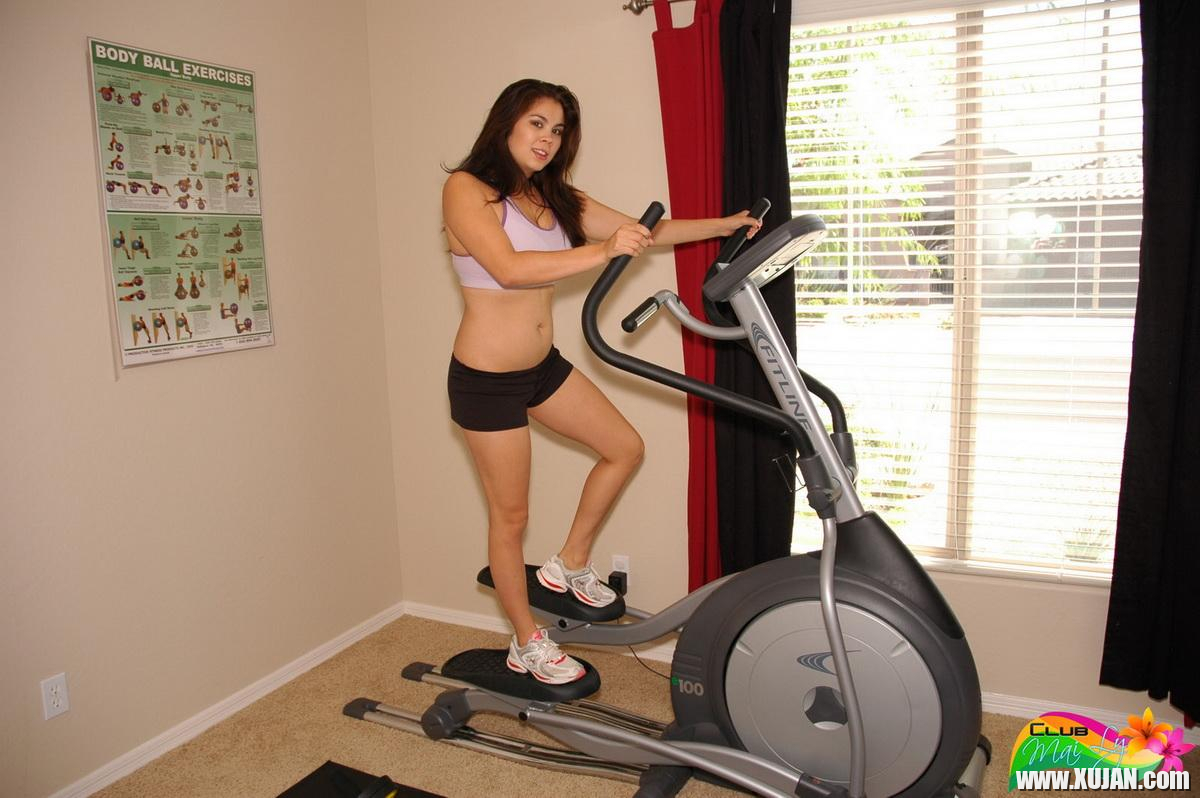 Big titty babe Mai Ly slowly strips naked during her workout at the gym - Photo #1392454