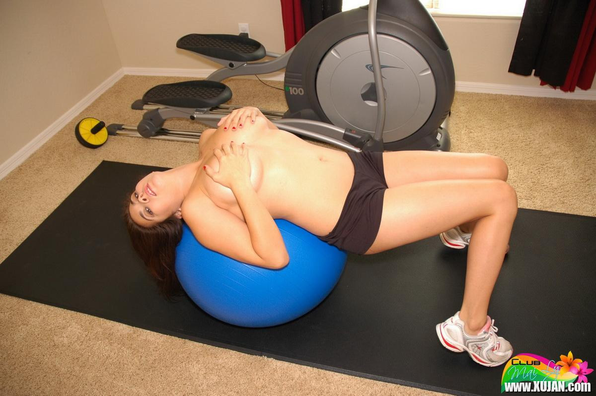 Big titty babe Mai Ly slowly strips naked during her workout at the gym - Photo #1392459