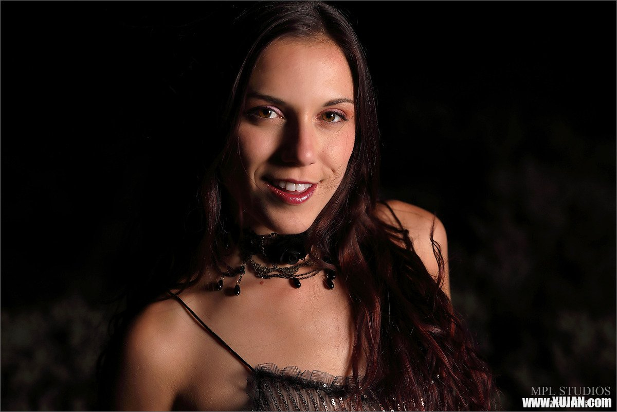 Elena Generi looks hot wearing leather garters - Photo #1395064